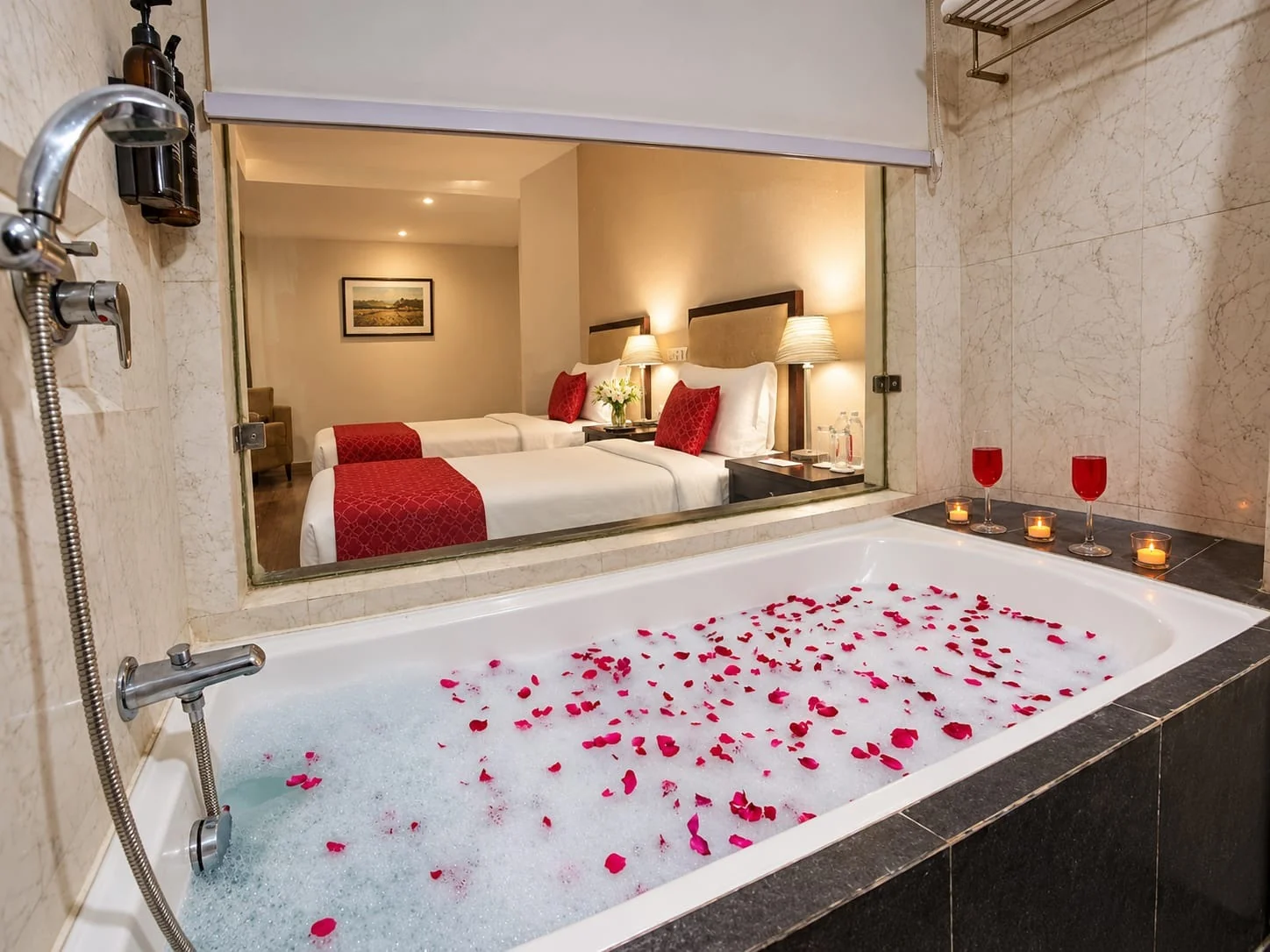 Deluxe room with bathtub, breakfast and dinner at Amber Palace Hotel Gurgaon